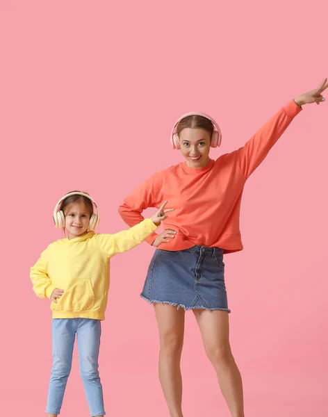 Молода Жінка Маленька Дочка Танцюють Слухають Музику Кольоровому Фоні — стокове фото