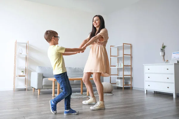 若い女性と彼女の小さな息子は自宅で踊る — ストック写真