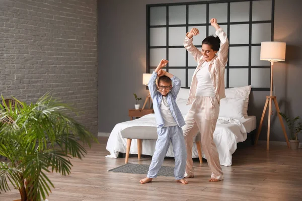 Mujer Joven Pequeño Hijo Bailando Dormitorio — Foto de Stock