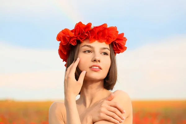 Beautiful Young Woman Poppy Wreath Field — Stock Photo, Image