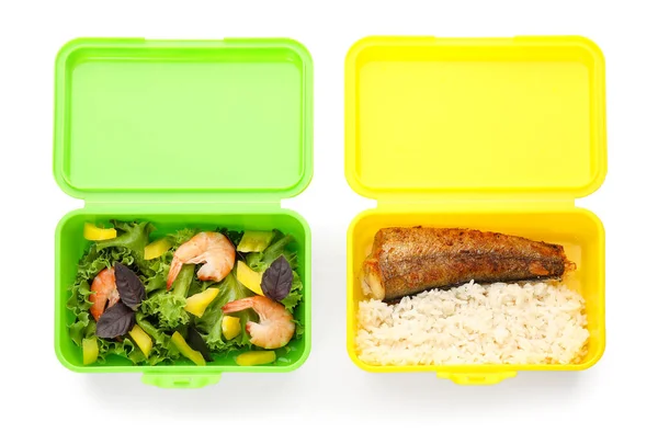 健康的な米 白を背景にサラダ付きのプラスチック容器 — ストック写真