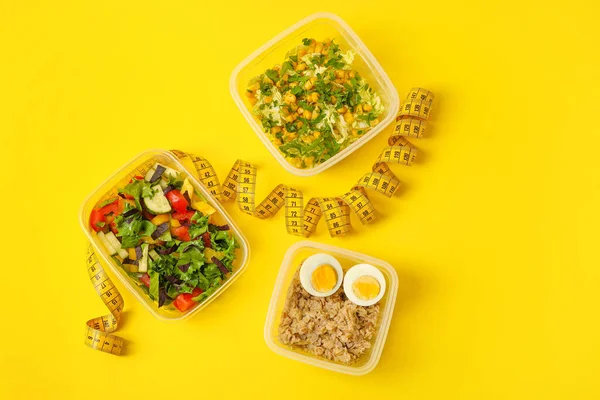 Containers Met Natuurlijke Voeding Meetlint Gele Achtergrond — Stockfoto