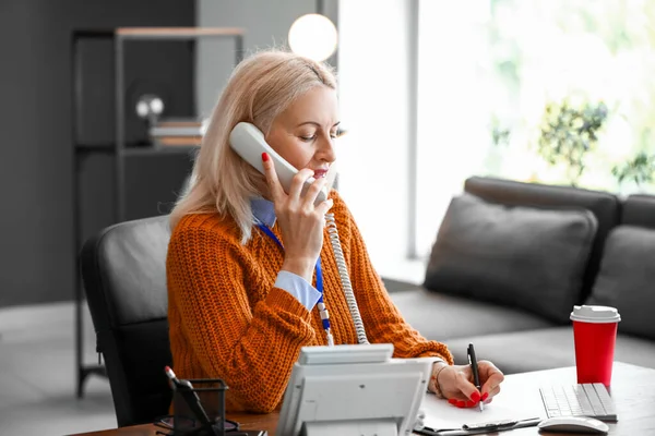 Mulher Negócios Madura Falando Por Telefone Enquanto Trabalhava Escritório — Fotografia de Stock