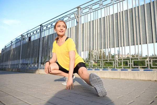 Sportieve Volwassen Vrouw Opleiding Buitenshuis — Stockfoto