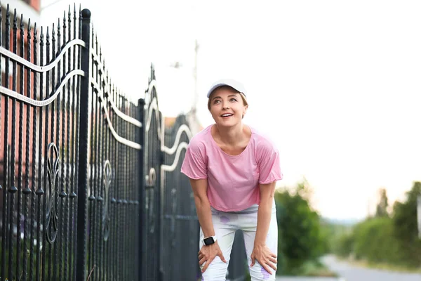 Sporty Mature Woman Resting Training Outdoors — Stock Photo, Image