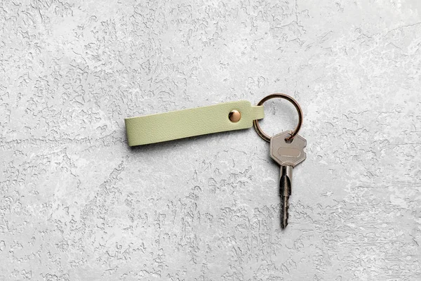 Nyckel Med Läder Nyckelring Grå Bakgrund — Stockfoto