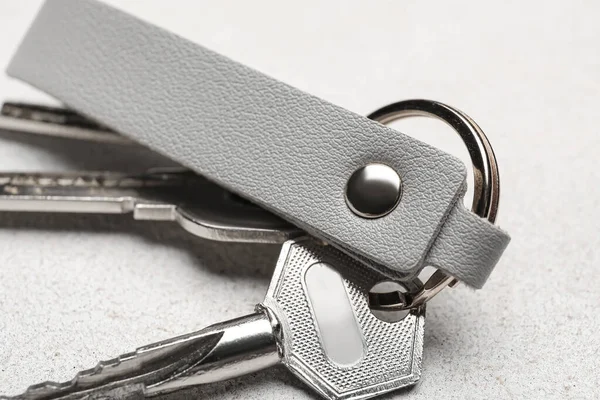 Keys Leather Keychain Light Background Closeup — Stock Photo, Image