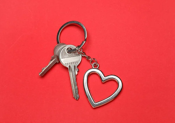 Κλειδιά Μπρελόκ Σχήματος Καρδιάς Φόντο Χρώματος — Φωτογραφία Αρχείου