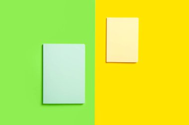 Renkli arka planda şık dizüstü bilgisayarlar