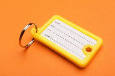 Turuncu arkaplanda yeni plastik anahtar etiketi