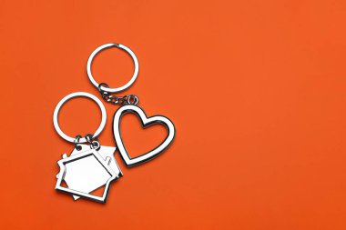 Turuncu arkaplanda şık anahtarlıklar