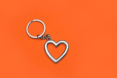 Turuncu arkaplanda şık anahtarlık