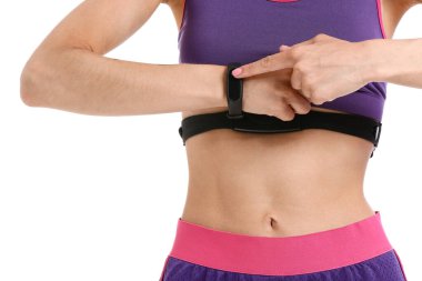 Sportif bayan koşucu beyaz arkaplanda nabzı kontrol ediyor, yakın plan