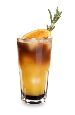 Beyaz arka planda portakal suyu olan bir bardak lezzetli kahve.