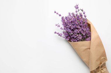 Beyaz arka planda bir demet lavanta çiçeği