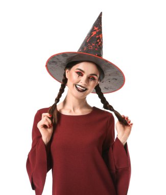 Cadılar Bayramı için beyaz arka planda cadı gibi giyinmiş güzel bir kadın.