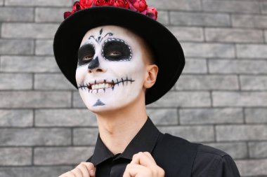 Yüzünde boyalı kafatası olan genç bir adam. Meksika Ölüler Günü 'nün Kutlaması (El Dia de Muertos)