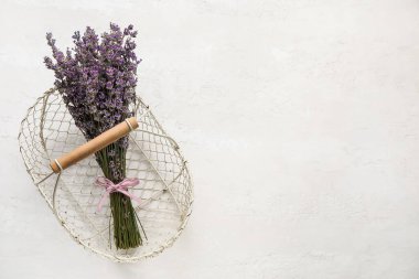 Açık arkaplanda güzel lavanta çiçekleri olan sepet.