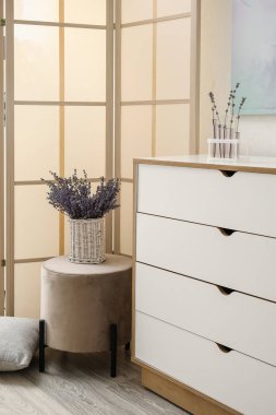 Şık bir oda ve lavantalı vazo.