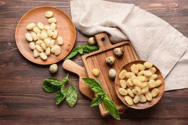 Ahşap zemin üzerinde lezzetli gnocchi ile kompozisyon