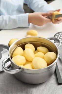 Mutfakta patates püresi hazırlayan kadın, yakın plan.