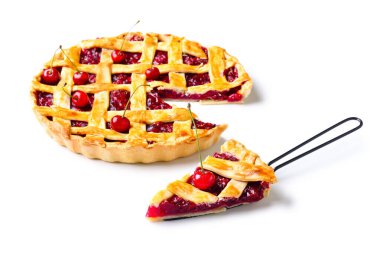 Beyaz arka planda bir parça lezzetli vişneli turta ile sppatula.