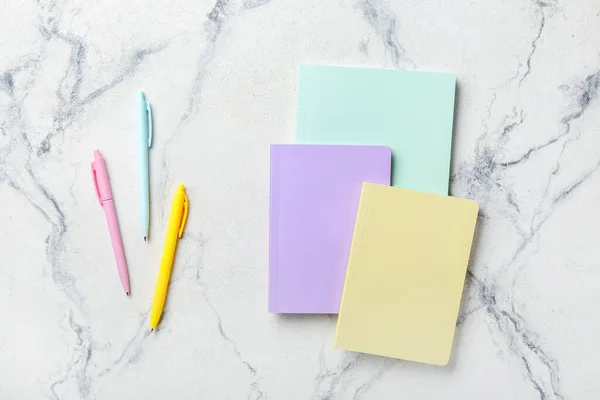 Cuadernos Bolígrafos Elegantes Sobre Fondo Color —  Fotos de Stock