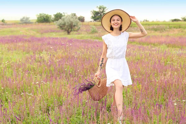 Yaz Günü Çantasında Çiçeklerle Güzel Bir Genç Kadın — Stok fotoğraf