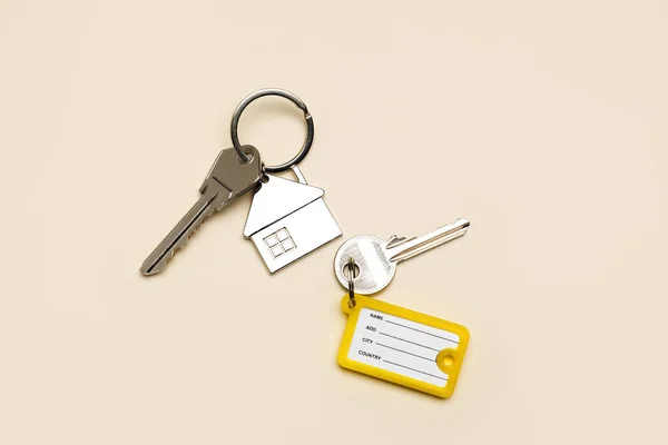 Sleutels Met Sleutelhanger Plastic Tag Beige Achtergrond — Stockfoto