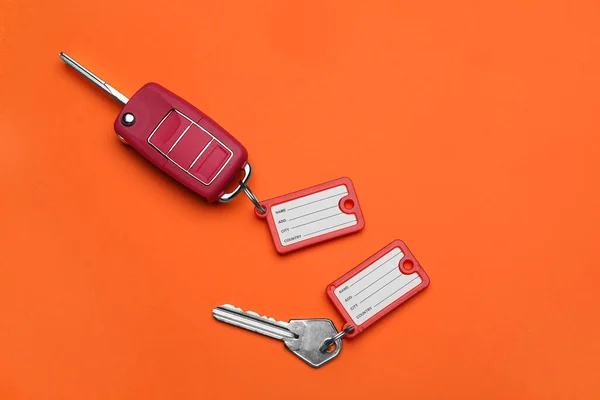 Different Keys Plastic Tags Orange Background — Stock Photo, Image