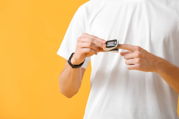 Sporty Young Man Pulse Oximeter Color Background — Stock Photo, Image