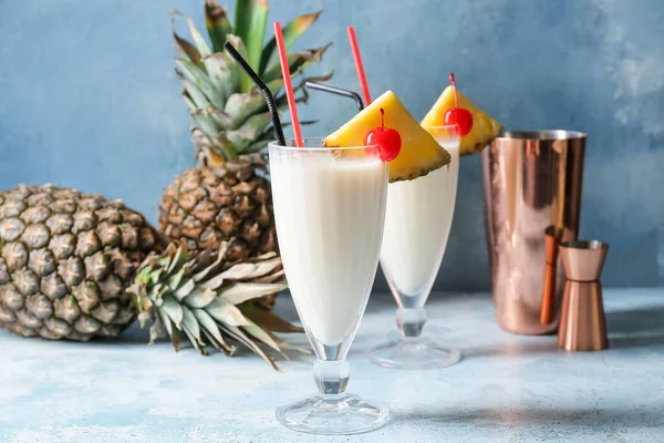 Óculos Com Saboroso Coquetel Pina Colada Sobre Fundo Cor — Fotografia de Stock