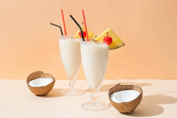 Óculos Com Saboroso Coquetel Pina Colada Sobre Fundo Cor — Fotografia de Stock