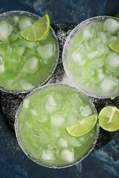 Slate Plaat Met Glazen Van Smakelijke Daiquiri Cocktail Kleur Achtergrond — Stockfoto