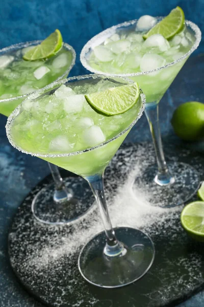 Slate Plaat Met Glazen Van Smakelijke Daiquiri Cocktail Kleur Achtergrond — Stockfoto