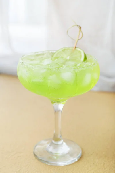 Glas Met Lekkere Daiquiri Cocktail Kleur Achtergrond Close — Stockfoto