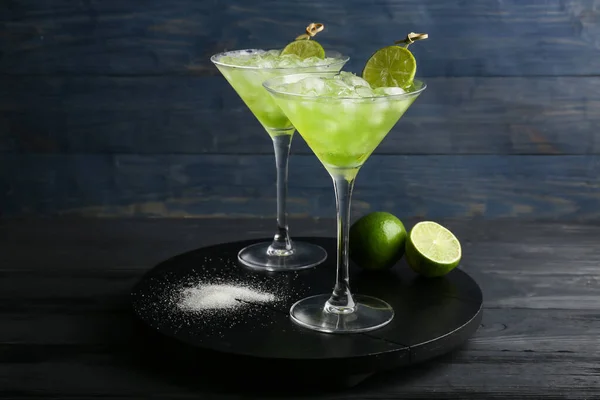 Lunettes Avec Savoureux Cocktail Daiquiri Sur Fond Bois Couleur — Photo
