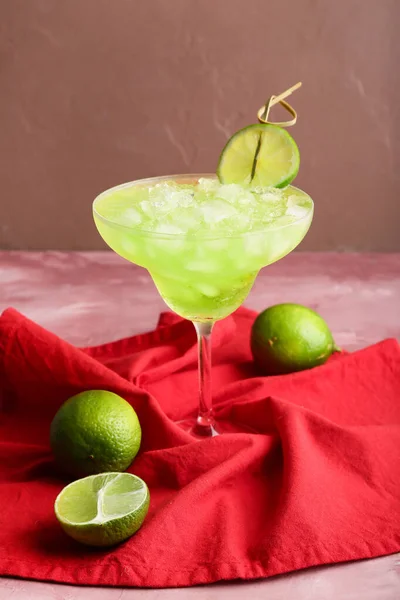 Vidro Com Delicioso Coquetel Daiquiri Fundo Cor — Fotografia de Stock