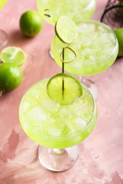 Lunettes Avec Savoureux Cocktail Daiquiri Sur Fond Couleur Gros Plan — Photo