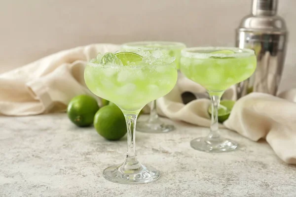 Szemüveg Ízletes Daiquiri Koktél Könnyű Háttér — Stock Fotó