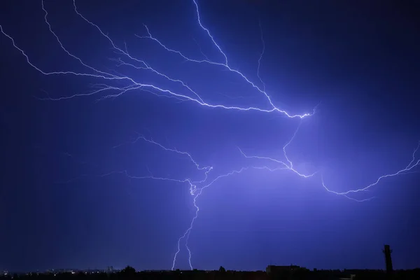 Mörk Himmel Med Blixtar Över Natten Stad — Stockfoto