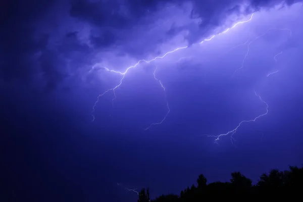 Mörk Himmel Med Blixtar Över Natten Stad — Stockfoto