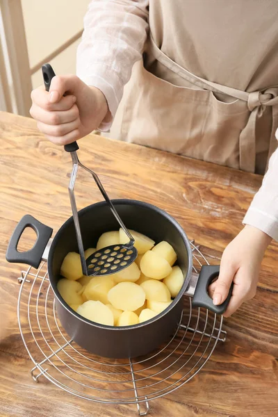 Mulher Preparando Saborosas Batatas Trituradas Mesa Cozinha Close — Fotografia de Stock