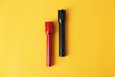 Renkli arka planda modern el fenerleri