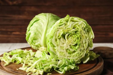 Hafif ahşap masada taze lahana var.