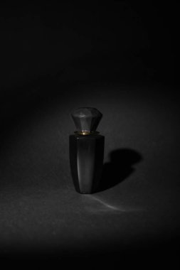 siyah arka plan üzerinde zarif parfüm şişesi