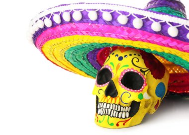 Meksika Ölüler Günü için boyanmış insan kafatası (El Dia de Muertos) ve beyaz arka planda sombrero