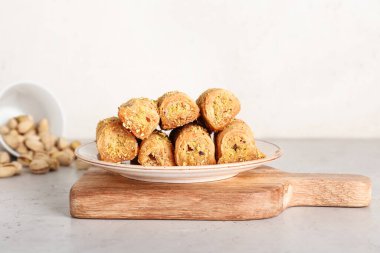 Masada lezzetli baklava tabağı.