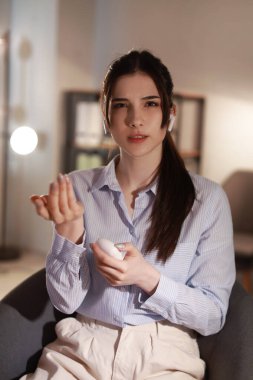 Geceleri ofiste kulaklıkları olan güzel bir iş kadını.