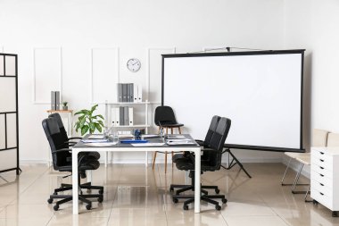 Projektörlü modern ofis konferansa hazır.